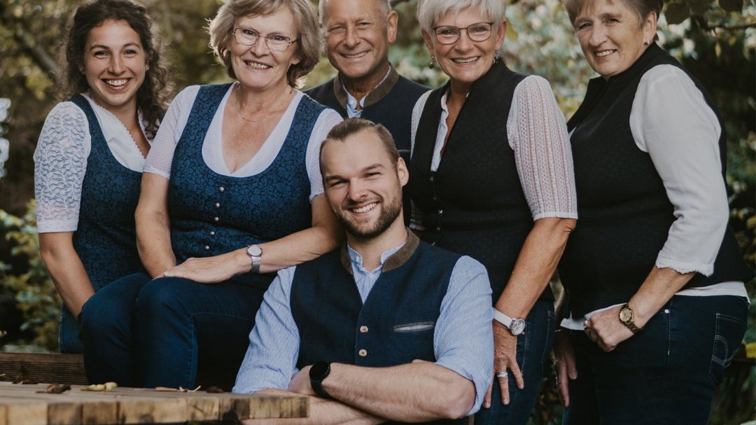 Das Team der Woidsiederei im Garten
